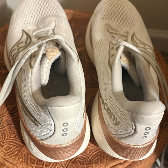 Saucony running shoes - Picture 2 of 5